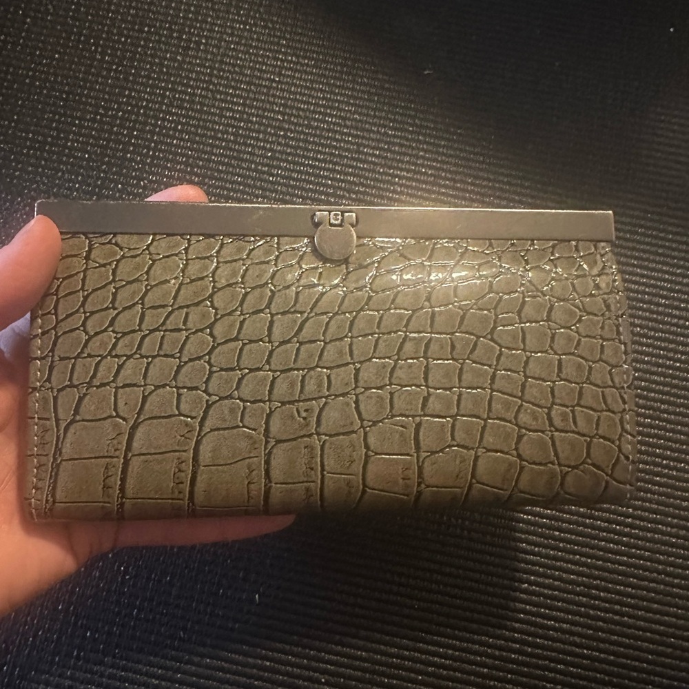 Elegant Crocodile-Embossed Clutch Wallet